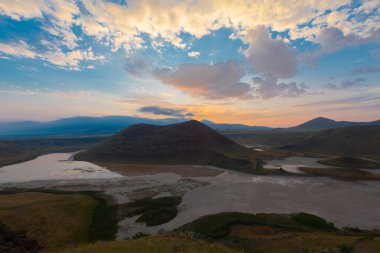 Karapnar Meke Krateri Gölü Karapnar 'ın 8 km güneydoğusunda. Dünya 'da eşi benzeri olmayan bir krater gölüdür..