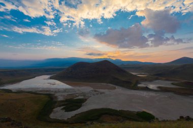 Karapnar Meke Krateri Gölü Karapnar 'ın 8 km güneydoğusunda. Dünya 'da eşi benzeri olmayan bir krater gölüdür..