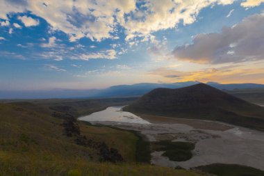 Karapnar Meke Krateri Gölü Karapnar 'ın 8 km güneydoğusunda. Dünya 'da eşi benzeri olmayan bir krater gölüdür..