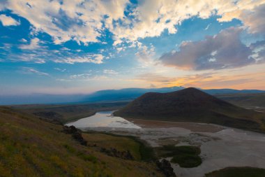 Karapnar Meke Krateri Gölü Karapnar 'ın 8 km güneydoğusunda. Dünya 'da eşi benzeri olmayan bir krater gölüdür..