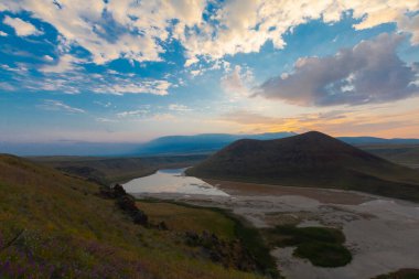 Karapnar Meke Krateri Gölü Karapnar 'ın 8 km güneydoğusunda. Dünya 'da eşi benzeri olmayan bir krater gölüdür..