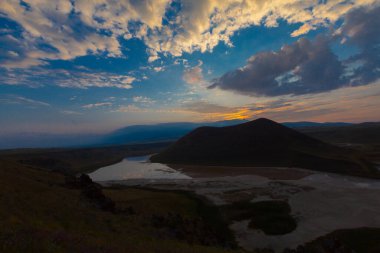 Karapnar Meke Krateri Gölü Karapnar 'ın 8 km güneydoğusunda. Dünya 'da eşi benzeri olmayan bir krater gölüdür..