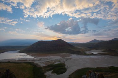 Karapnar Meke Krateri Gölü Karapnar 'ın 8 km güneydoğusunda. Dünya 'da eşi benzeri olmayan bir krater gölüdür..