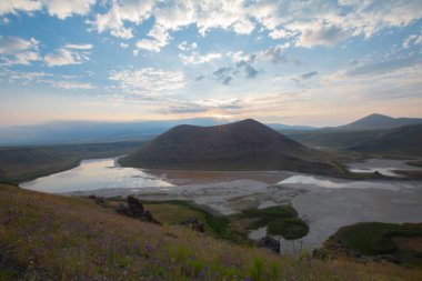 Karapnar Meke Krateri Gölü Karapnar 'ın 8 km güneydoğusunda. Dünya 'da eşi benzeri olmayan bir krater gölüdür..