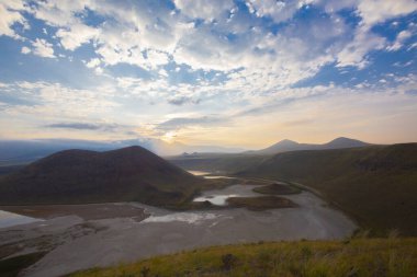 Karapnar Meke Krateri Gölü Karapnar 'ın 8 km güneydoğusunda. Dünya 'da eşi benzeri olmayan bir krater gölüdür..