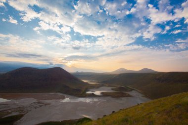 Karapnar Meke Krateri Gölü Karapnar 'ın 8 km güneydoğusunda. Dünya 'da eşi benzeri olmayan bir krater gölüdür..