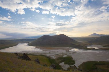 Karapnar Meke Krateri Gölü Karapnar 'ın 8 km güneydoğusunda. Dünya 'da eşi benzeri olmayan bir krater gölüdür..