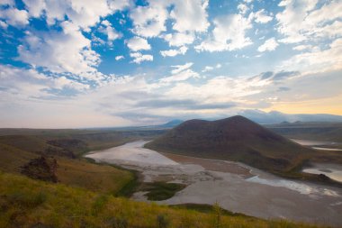 Karapnar Meke Krateri Gölü Karapnar 'ın 8 km güneydoğusunda. Dünya 'da eşi benzeri olmayan bir krater gölüdür..