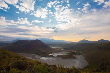 Karapnar Meke Krateri Gölü Karapnar 'ın 8 km güneydoğusunda. Dünya 'da eşi benzeri olmayan bir krater gölüdür..