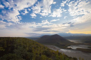 Karapnar Meke Krateri Gölü Karapnar 'ın 8 km güneydoğusunda. Dünya 'da eşi benzeri olmayan bir krater gölüdür..
