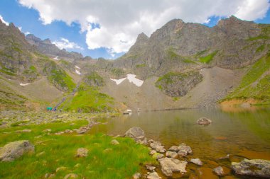 Avusor veya Avusr, Rize 'nin Amlhemin ilçesine bağlı bir platodur. 2700 metre yükseklikte ve 300 civarında ev var..
