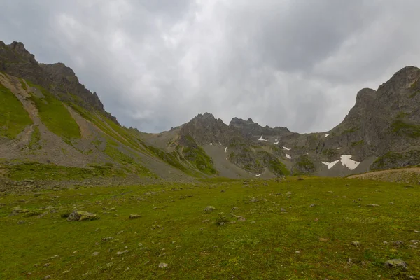 Avusor veya Avusr, Rize 'nin Amlhemin ilçesine bağlı bir platodur. 2700 metre yükseklikte ve 300 civarında ev var..