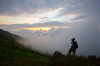 Kakar Dağları 'nın en zor zirvesi olan Verenik, Verenik' tir. Bulut Vadisi 'ne en kolay erişim Artvin' in Yusufeli ilçesine bağlı Yaylalar köyünden sağlanır. ... Kapl Lakes isimlerini Rize ve Erzurum arasındaki geçitlerden aldı..