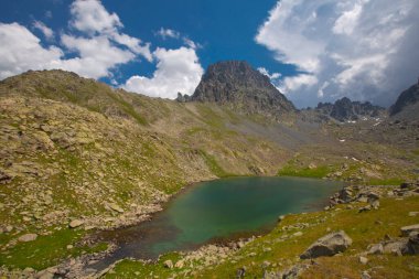 Kakar Dağları 'nın en zor zirvesi olan Verenik, Verenik' tir. Bulut Vadisi 'ne en kolay erişim Artvin' in Yusufeli ilçesine bağlı Yaylalar köyünden sağlanır. ... Kapl Lakes isimlerini Rize ve Erzurum arasındaki geçitlerden aldı..