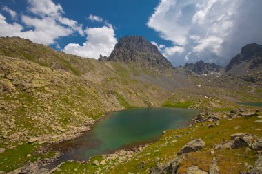 Kakar Dağları 'nın en zor zirvesi olan Verenik, Verenik' tir. Bulut Vadisi 'ne en kolay erişim Artvin' in Yusufeli ilçesine bağlı Yaylalar köyünden sağlanır. ... Kapl Lakes isimlerini Rize ve Erzurum arasındaki geçitlerden aldı..