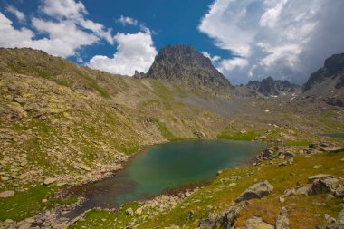 Kakar Dağları 'nın en zor zirvesi olan Verenik, Verenik' tir. Bulut Vadisi 'ne en kolay erişim Artvin' in Yusufeli ilçesine bağlı Yaylalar köyünden sağlanır. ... Kapl Lakes isimlerini Rize ve Erzurum arasındaki geçitlerden aldı..