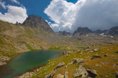 Kakar Dağları 'nın en zor zirvesi olan Verenik, Verenik' tir. Bulut Vadisi 'ne en kolay erişim Artvin' in Yusufeli ilçesine bağlı Yaylalar köyünden sağlanır. ... Kapl Lakes isimlerini Rize ve Erzurum arasındaki geçitlerden aldı..