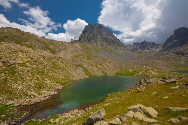 Kakar Dağları 'nın en zor zirvesi olan Verenik, Verenik' tir. Bulut Vadisi 'ne en kolay erişim Artvin' in Yusufeli ilçesine bağlı Yaylalar köyünden sağlanır. ... Kapl Lakes isimlerini Rize ve Erzurum arasındaki geçitlerden aldı..