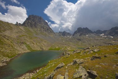 Kakar Dağları 'nın en zor zirvesi olan Verenik, Verenik' tir. Bulut Vadisi 'ne en kolay erişim Artvin' in Yusufeli ilçesine bağlı Yaylalar köyünden sağlanır. ... Kapl Lakes isimlerini Rize ve Erzurum arasındaki geçitlerden aldı..