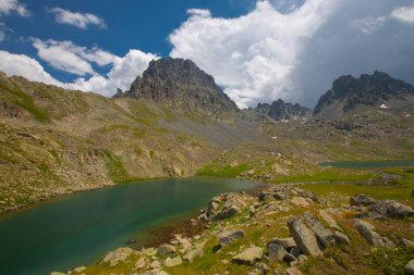 Kakar Dağları 'nın en zor zirvesi olan Verenik, Verenik' tir. Bulut Vadisi 'ne en kolay erişim Artvin' in Yusufeli ilçesine bağlı Yaylalar köyünden sağlanır. ... Kapl Lakes isimlerini Rize ve Erzurum arasındaki geçitlerden aldı..