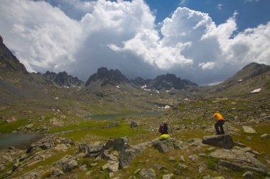 Kakar Dağları 'nın en zor zirvesi olan Verenik, Verenik' tir. Bulut Vadisi 'ne en kolay erişim Artvin' in Yusufeli ilçesine bağlı Yaylalar köyünden sağlanır. ... Kapl Lakes isimlerini Rize ve Erzurum arasındaki geçitlerden aldı..