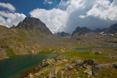 Kakar Dağları 'nın en zor zirvesi olan Verenik, Verenik' tir. Bulut Vadisi 'ne en kolay erişim Artvin' in Yusufeli ilçesine bağlı Yaylalar köyünden sağlanır. ... Kapl Lakes isimlerini Rize ve Erzurum arasındaki geçitlerden aldı..