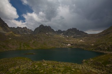 Kakar Dağları 'nın en zor zirvesi olan Verenik, Verenik' tir. Bulut Vadisi 'ne en kolay erişim Artvin' in Yusufeli ilçesine bağlı Yaylalar köyünden sağlanır. ... Kapl Lakes isimlerini Rize ve Erzurum arasındaki geçitlerden aldı..