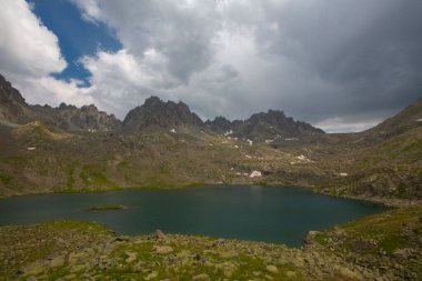 Kakar Dağları 'nın en zor zirvesi olan Verenik, Verenik' tir. Bulut Vadisi 'ne en kolay erişim Artvin' in Yusufeli ilçesine bağlı Yaylalar köyünden sağlanır. ... Kapl Lakes isimlerini Rize ve Erzurum arasındaki geçitlerden aldı..