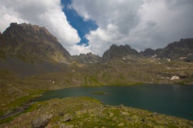 Kakar Dağları 'nın en zor zirvesi olan Verenik, Verenik' tir. Bulut Vadisi 'ne en kolay erişim Artvin' in Yusufeli ilçesine bağlı Yaylalar köyünden sağlanır. ... Kapl Lakes isimlerini Rize ve Erzurum arasındaki geçitlerden aldı..