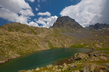 Kakar Dağları 'nın en zor zirvesi olan Verenik, Verenik' tir. Bulut Vadisi 'ne en kolay erişim Artvin' in Yusufeli ilçesine bağlı Yaylalar köyünden sağlanır. ... Kapl Lakes isimlerini Rize ve Erzurum arasındaki geçitlerden aldı..