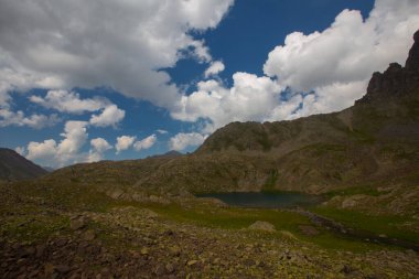 Kakar Dağları 'nın en zor zirvesi olan Verenik, Verenik' tir. Bulut Vadisi 'ne en kolay erişim Artvin' in Yusufeli ilçesine bağlı Yaylalar köyünden sağlanır. ... Kapl Lakes isimlerini Rize ve Erzurum arasındaki geçitlerden aldı..