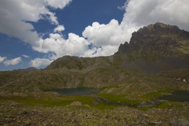 Kakar Dağları 'nın en zor zirvesi olan Verenik, Verenik' tir. Bulut Vadisi 'ne en kolay erişim Artvin' in Yusufeli ilçesine bağlı Yaylalar köyünden sağlanır. ... Kapl Lakes isimlerini Rize ve Erzurum arasındaki geçitlerden aldı..