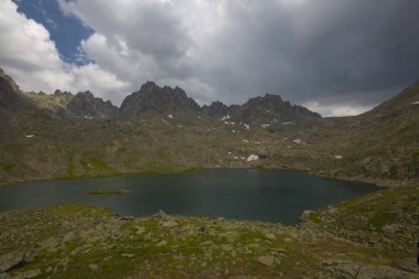Kakar Dağları 'nın en zor zirvesi olan Verenik, Verenik' tir. Bulut Vadisi 'ne en kolay erişim Artvin' in Yusufeli ilçesine bağlı Yaylalar köyünden sağlanır. ... Kapl Lakes isimlerini Rize ve Erzurum arasındaki geçitlerden aldı..