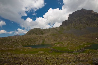 Kakar Dağları 'nın en zor zirvesi olan Verenik, Verenik' tir. Bulut Vadisi 'ne en kolay erişim Artvin' in Yusufeli ilçesine bağlı Yaylalar köyünden sağlanır. ... Kapl Lakes isimlerini Rize ve Erzurum arasındaki geçitlerden aldı..