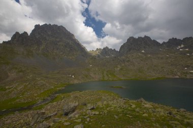 Kakar Dağları 'nın en zor zirvesi olan Verenik, Verenik' tir. Bulut Vadisi 'ne en kolay erişim Artvin' in Yusufeli ilçesine bağlı Yaylalar köyünden sağlanır. ... Kapl Lakes isimlerini Rize ve Erzurum arasındaki geçitlerden aldı..