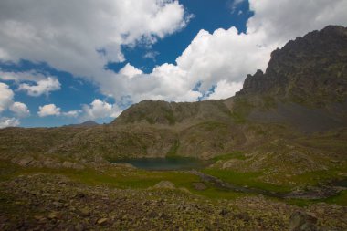 Kakar Dağları 'nın en zor zirvesi olan Verenik, Verenik' tir. Bulut Vadisi 'ne en kolay erişim Artvin' in Yusufeli ilçesine bağlı Yaylalar köyünden sağlanır. ... Kapl Lakes isimlerini Rize ve Erzurum arasındaki geçitlerden aldı..