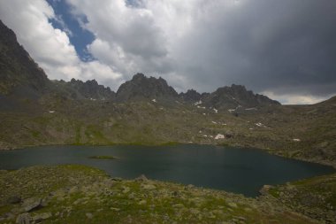 Kakar Dağları 'nın en zor zirvesi olan Verenik, Verenik' tir. Bulut Vadisi 'ne en kolay erişim Artvin' in Yusufeli ilçesine bağlı Yaylalar köyünden sağlanır. ... Kapl Lakes isimlerini Rize ve Erzurum arasındaki geçitlerden aldı..