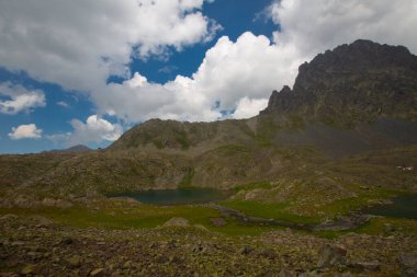 Kakar Dağları 'nın en zor zirvesi olan Verenik, Verenik' tir. Bulut Vadisi 'ne en kolay erişim Artvin' in Yusufeli ilçesine bağlı Yaylalar köyünden sağlanır. ... Kapl Lakes isimlerini Rize ve Erzurum arasındaki geçitlerden aldı..