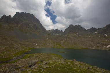 Kakar Dağları 'nın en zor zirvesi olan Verenik, Verenik' tir. Bulut Vadisi 'ne en kolay erişim Artvin' in Yusufeli ilçesine bağlı Yaylalar köyünden sağlanır. ... Kapl Lakes isimlerini Rize ve Erzurum arasındaki geçitlerden aldı..
