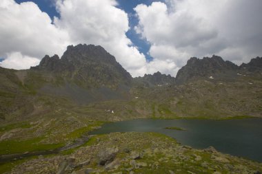 Kakar Dağları 'nın en zor zirvesi olan Verenik, Verenik' tir. Bulut Vadisi 'ne en kolay erişim Artvin' in Yusufeli ilçesine bağlı Yaylalar köyünden sağlanır. ... Kapl Lakes isimlerini Rize ve Erzurum arasındaki geçitlerden aldı..