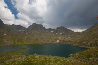 Kakar Dağları 'nın en zor zirvesi olan Verenik, Verenik' tir. Bulut Vadisi 'ne en kolay erişim Artvin' in Yusufeli ilçesine bağlı Yaylalar köyünden sağlanır. ... Kapl Lakes isimlerini Rize ve Erzurum arasındaki geçitlerden aldı..