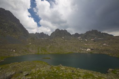 Kakar Dağları 'nın en zor zirvesi olan Verenik, Verenik' tir. Bulut Vadisi 'ne en kolay erişim Artvin' in Yusufeli ilçesine bağlı Yaylalar köyünden sağlanır. ... Kapl Lakes isimlerini Rize ve Erzurum arasındaki geçitlerden aldı..