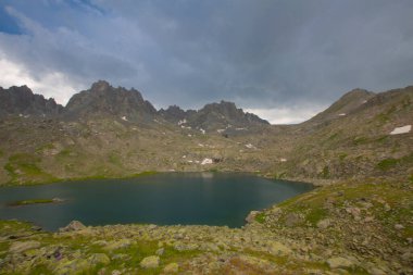 Kakar Dağları 'nın en zor zirvesi olan Verenik, Verenik' tir. Bulut Vadisi 'ne en kolay erişim Artvin' in Yusufeli ilçesine bağlı Yaylalar köyünden sağlanır. ... Kapl Lakes isimlerini Rize ve Erzurum arasındaki geçitlerden aldı..