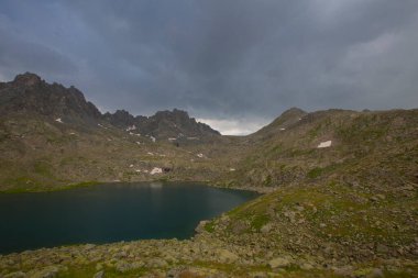 Kakar Dağları 'nın en zor zirvesi olan Verenik, Verenik' tir. Bulut Vadisi 'ne en kolay erişim Artvin' in Yusufeli ilçesine bağlı Yaylalar köyünden sağlanır. ... Kapl Lakes isimlerini Rize ve Erzurum arasındaki geçitlerden aldı..