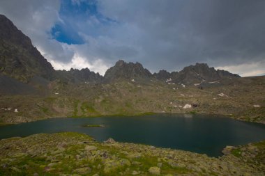 Kakar Dağları 'nın en zor zirvesi olan Verenik, Verenik' tir. Bulut Vadisi 'ne en kolay erişim Artvin' in Yusufeli ilçesine bağlı Yaylalar köyünden sağlanır. ... Kapl Lakes isimlerini Rize ve Erzurum arasındaki geçitlerden aldı..