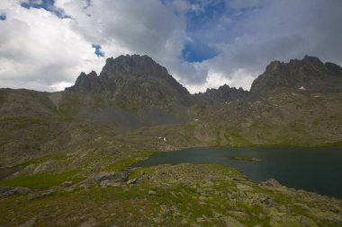 Kakar Dağları 'nın en zor zirvesi olan Verenik, Verenik' tir. Bulut Vadisi 'ne en kolay erişim Artvin' in Yusufeli ilçesine bağlı Yaylalar köyünden sağlanır. ... Kapl Lakes isimlerini Rize ve Erzurum arasındaki geçitlerden aldı..