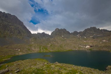 Kakar Dağları 'nın en zor zirvesi olan Verenik, Verenik' tir. Bulut Vadisi 'ne en kolay erişim Artvin' in Yusufeli ilçesine bağlı Yaylalar köyünden sağlanır. ... Kapl Lakes isimlerini Rize ve Erzurum arasındaki geçitlerden aldı..