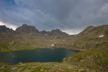 Kakar Dağları 'nın en zor zirvesi olan Verenik, Verenik' tir. Bulut Vadisi 'ne en kolay erişim Artvin' in Yusufeli ilçesine bağlı Yaylalar köyünden sağlanır. ... Kapl Lakes isimlerini Rize ve Erzurum arasındaki geçitlerden aldı..