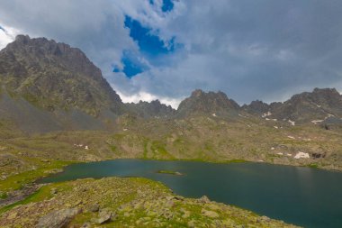 Kakar Dağları 'nın en zor zirvesi olan Verenik, Verenik' tir. Bulut Vadisi 'ne en kolay erişim Artvin' in Yusufeli ilçesine bağlı Yaylalar köyünden sağlanır. ... Kapl Lakes isimlerini Rize ve Erzurum arasındaki geçitlerden aldı..