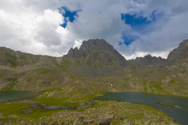 Kakar Dağları 'nın en zor zirvesi olan Verenik, Verenik' tir. Bulut Vadisi 'ne en kolay erişim Artvin' in Yusufeli ilçesine bağlı Yaylalar köyünden sağlanır. ... Kapl Lakes isimlerini Rize ve Erzurum arasındaki geçitlerden aldı..